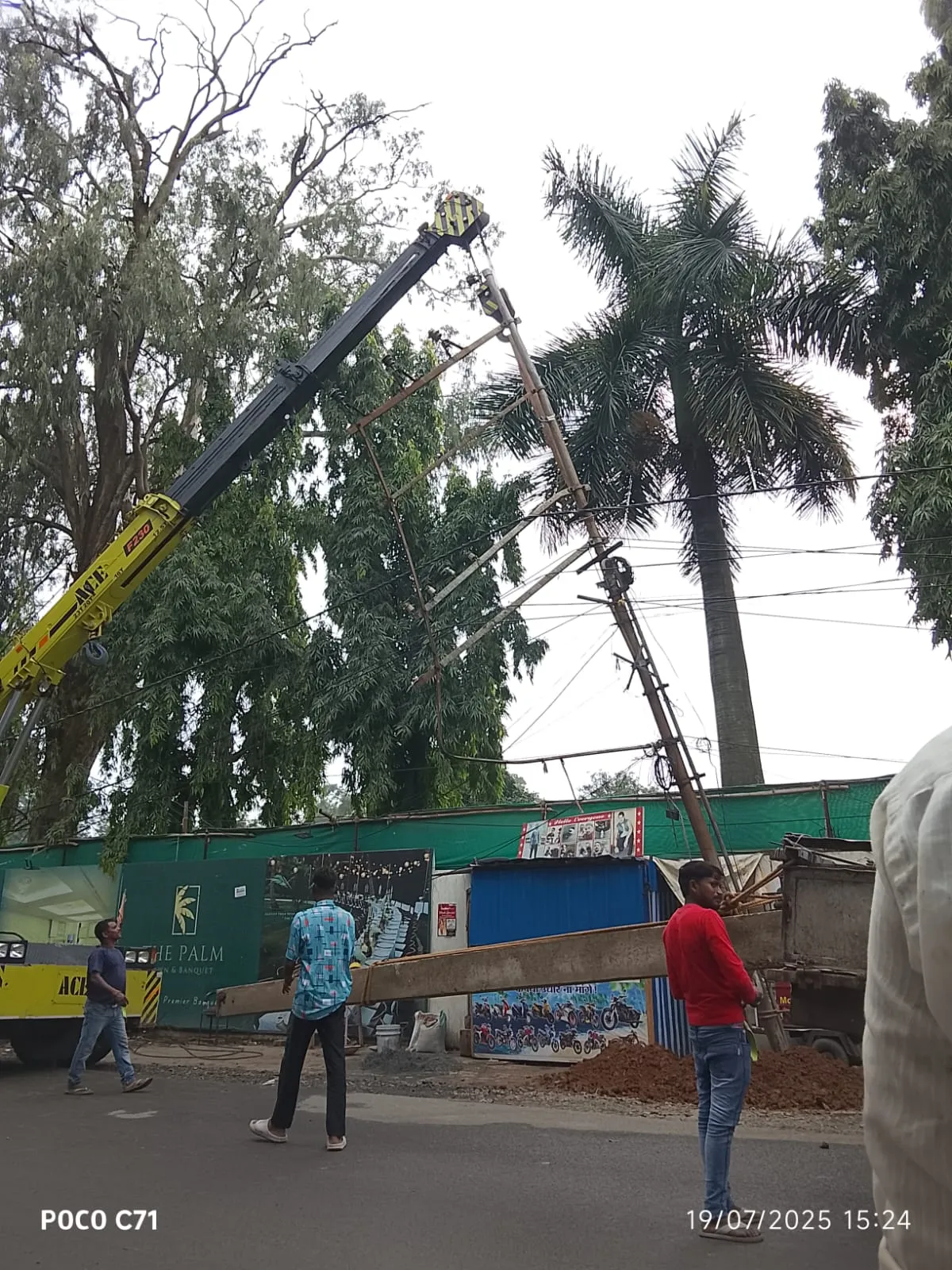 Cable pulling with mobile crane and trench entry pit