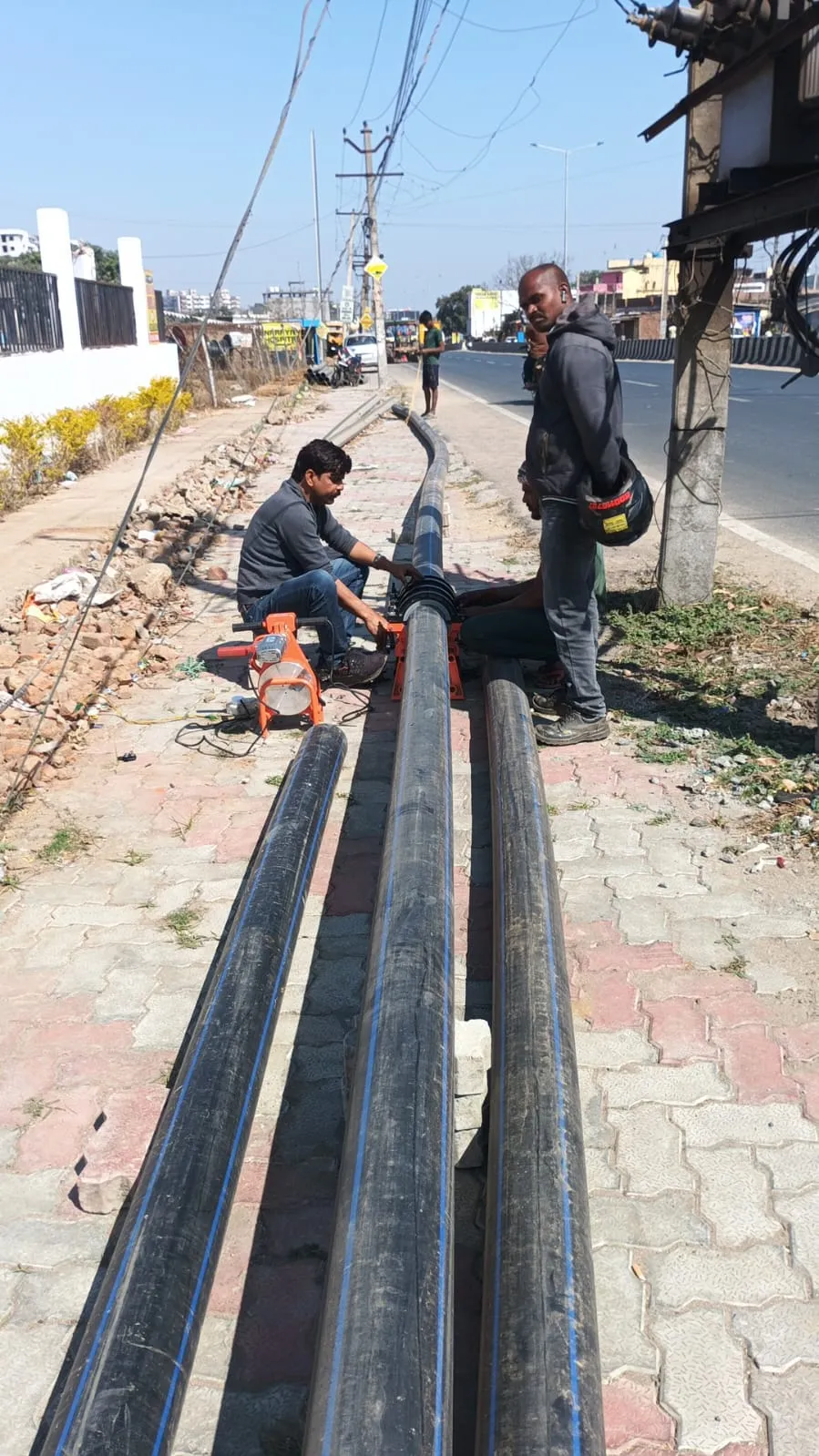 Heavy rock reamer attachment on drill pipe string